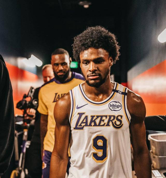 詹姆斯与儿子同时登场打球,布朗尼的两场nba表现引人注目