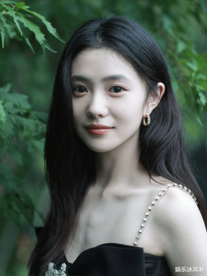 00后颜值小花排行榜,赵今麦只能排第二,第一无人能撼动!