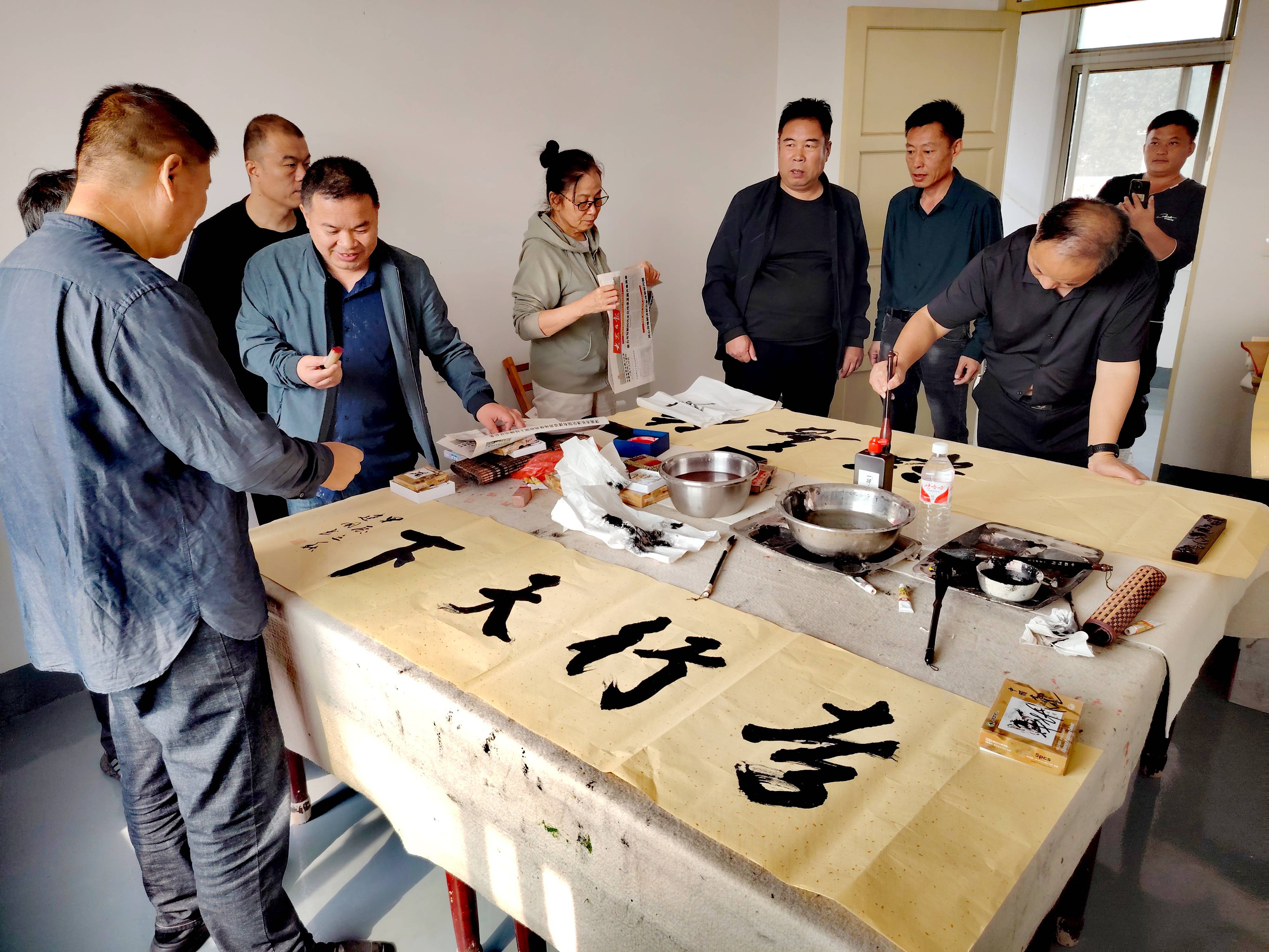 情暖金秋 爱在重阳 |书画家走进菏泽鲁西新区陈集镇敬老院慰问老人