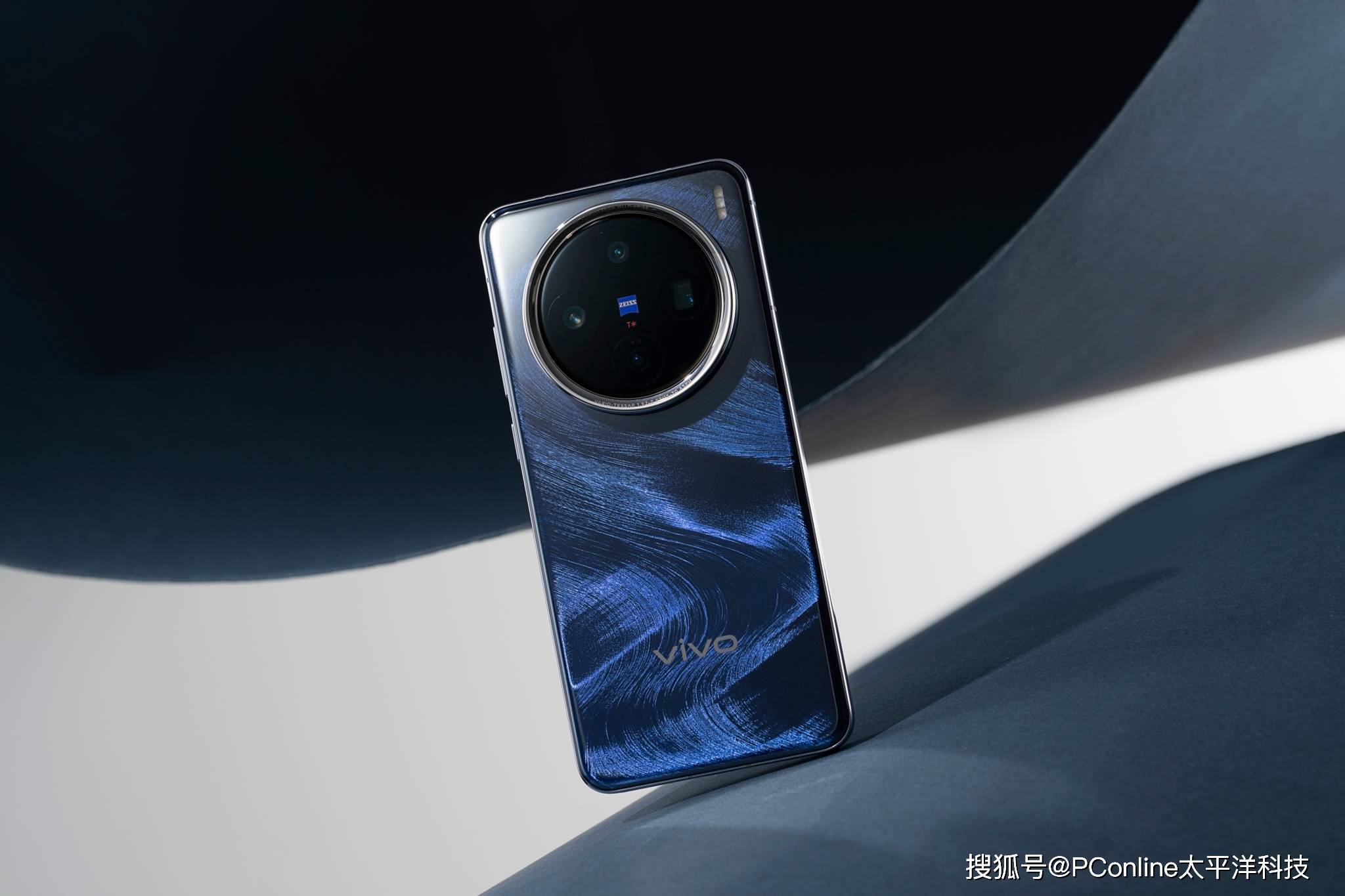 vivo X200宝石蓝图赏：翩若惊鸿，婉若游龙