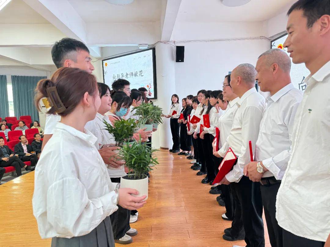 德育处主任陈大昌宣读了业务班主任的师徒结对名单.