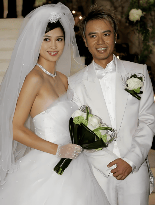 李克勤与妻子游杭州,50岁妻子青春靓丽似大学生,李克勤真有福气