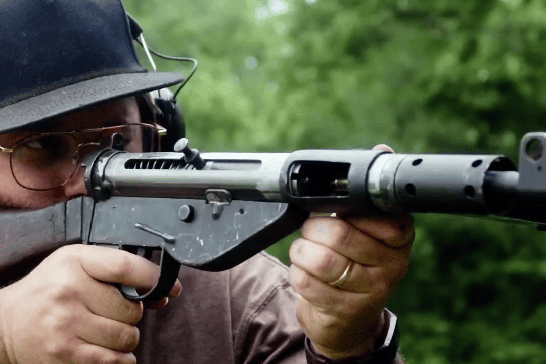 英国司登mk5冲锋枪 采用冲压钢结构 制造工艺简洁外观粗犷