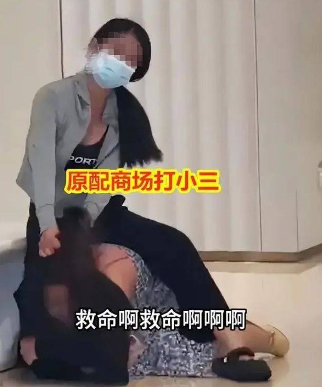 女子大打出手图片