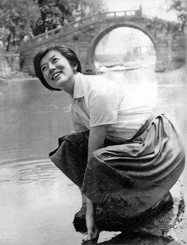 她是昔日上影老演员,当过女明星,做过女老板,美丽聪颖却不幸,75岁去世