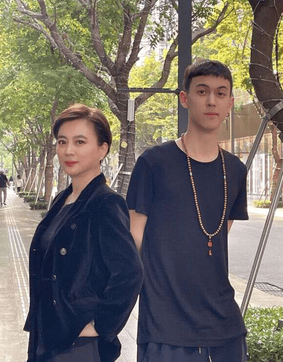 吴磊妈妈是谁李红英图片