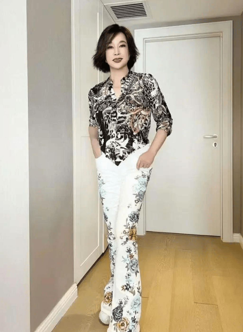近日刘晓庆还身穿印花衬衫现身,头发浓密乌黑,脸上也是一点白皙透亮
