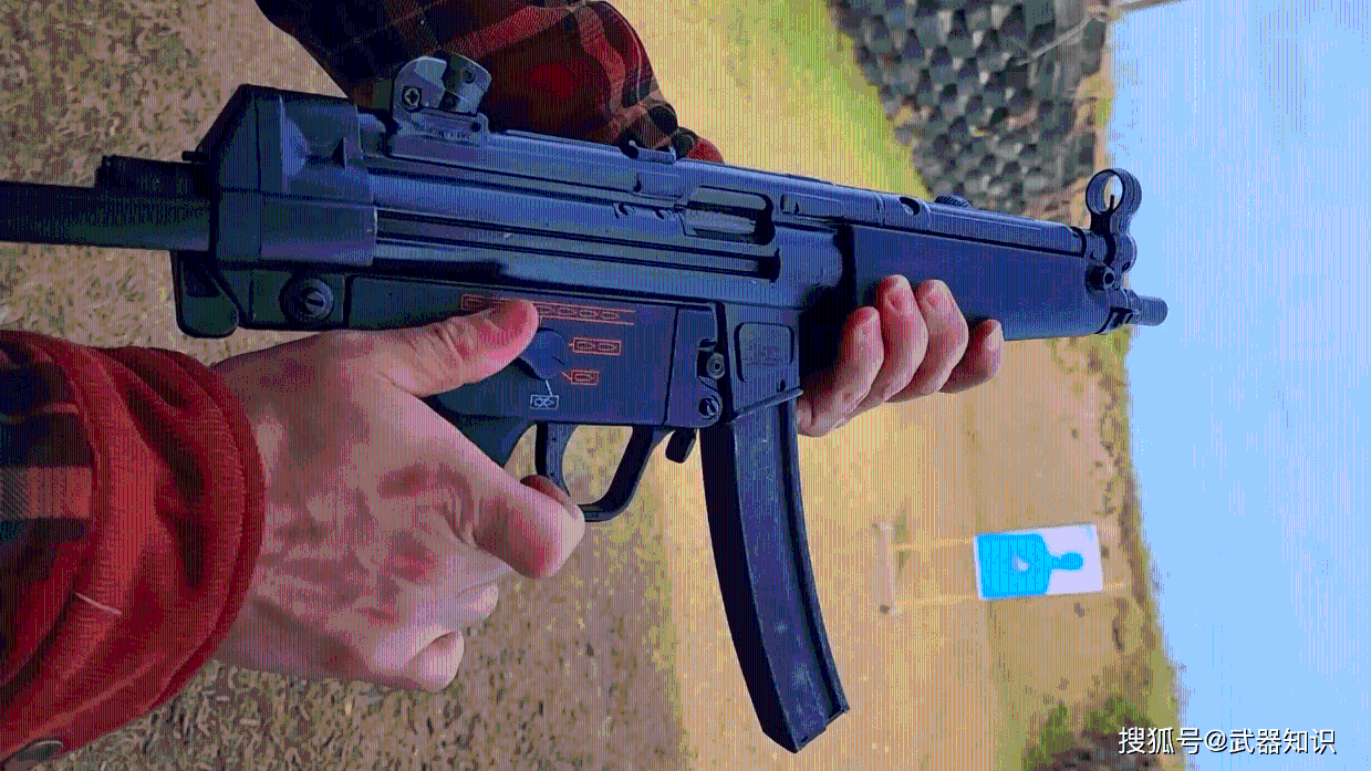 mp5冲锋枪 使用鲁格弹药 配备可伸缩的枪托 拥有两种射击模式