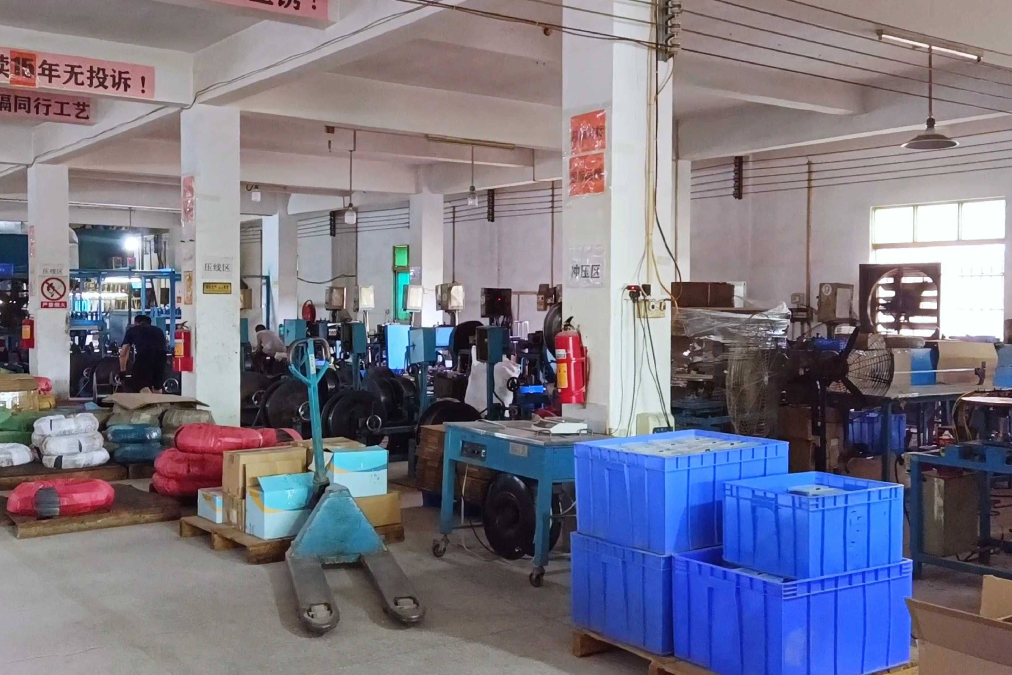 佛山阳艳发夹不仅生产一字夹,还制造生产一字夹的发夹机器