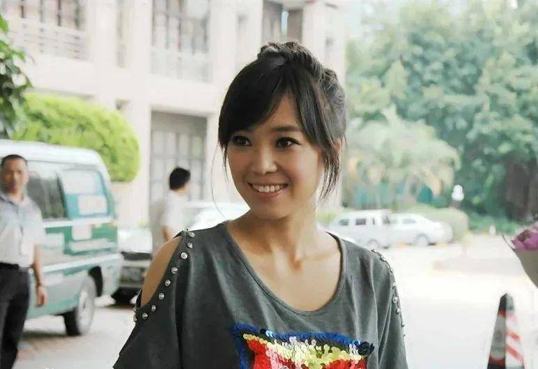 这次成功地表演后,她顺利成为了山庄酒店里的歌手.
