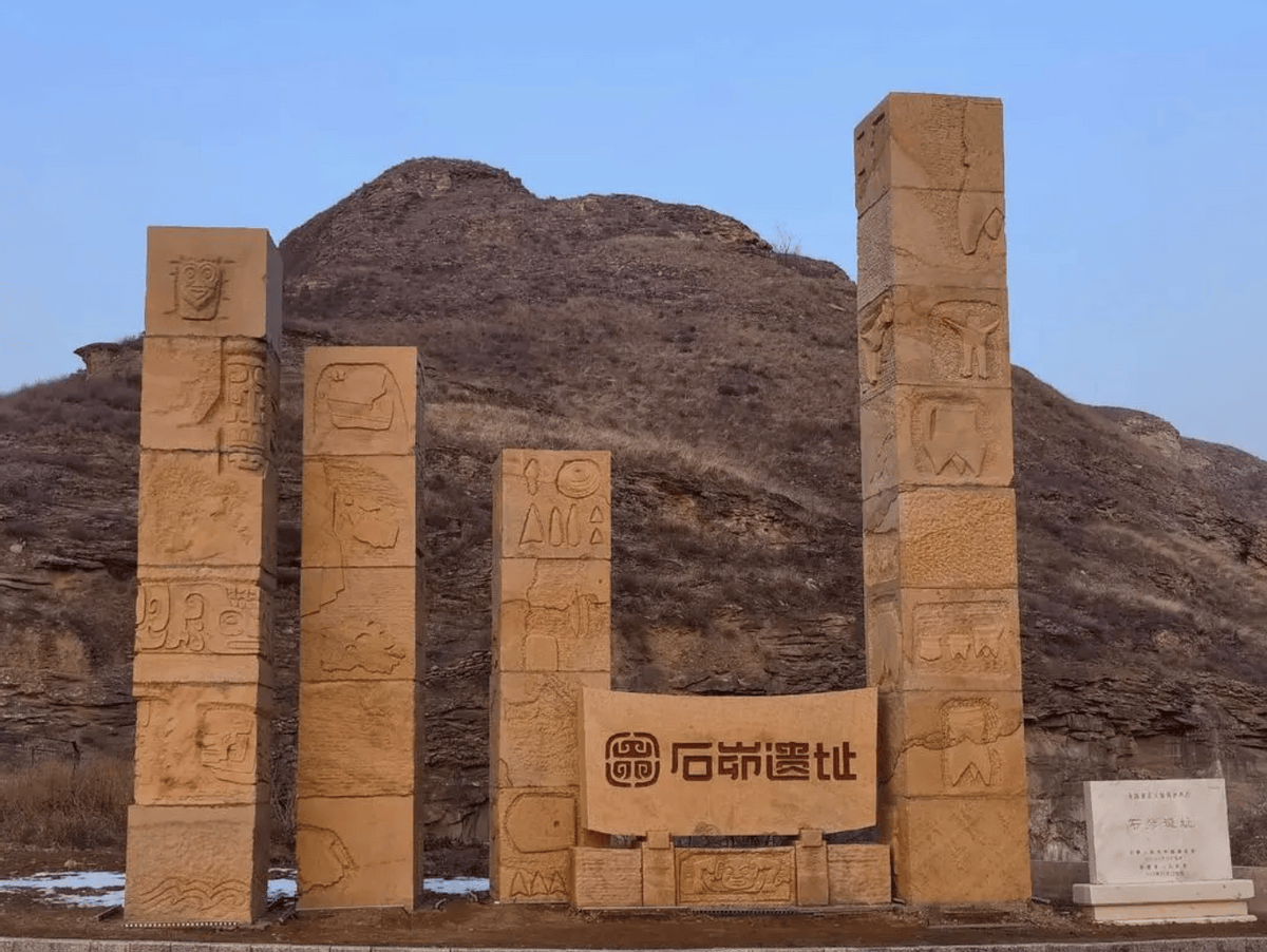 石峁遗址位于海拔1000米左右的高地,地理位置得天独厚,既有开阔的视野