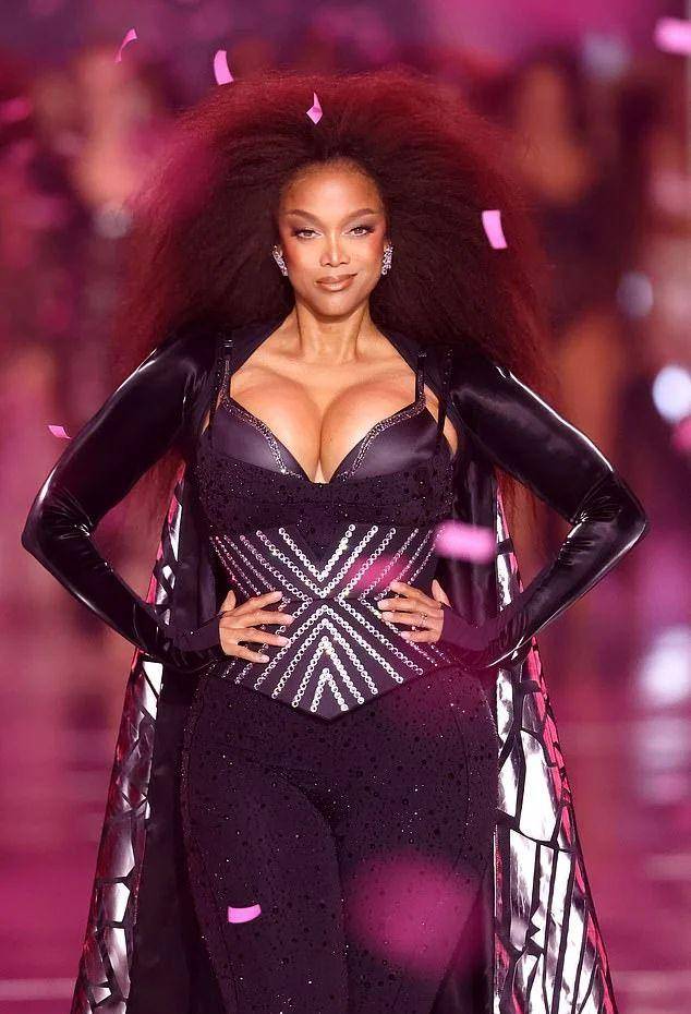 维密大秀回归,却被骂骂骂骂骂骂骂惨了_泰拉·班克斯_凯特·摩丝_舞台