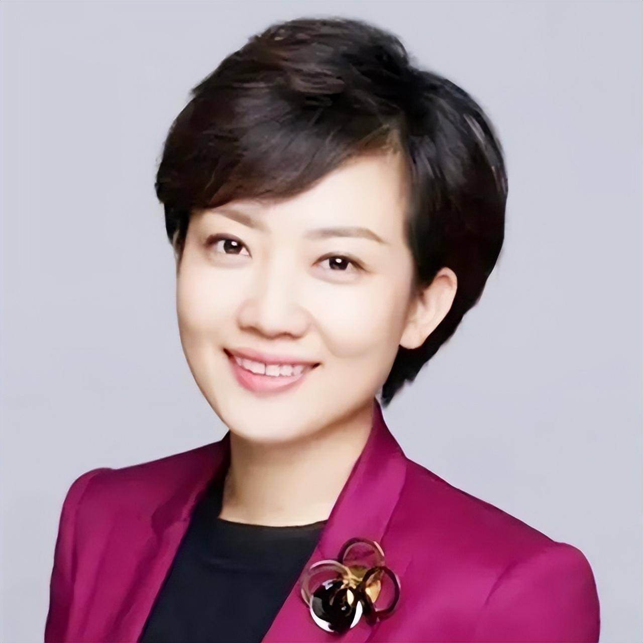 她是央视主持人王端端:曾因直播时落泪引争议,嫁同行丈夫幸福美满