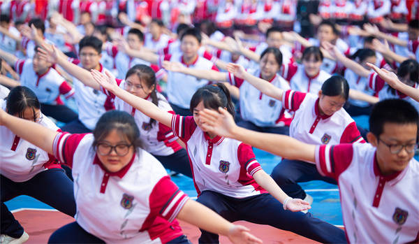 高一年级的功夫少年们登场,他们身着校服,步伐矫健,以拳脚为笔,以呐喊