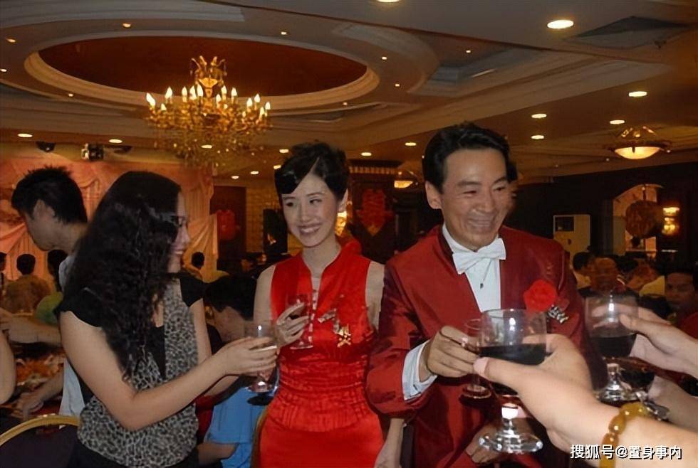 70岁寇振海晒妻儿,与小24岁李婷生仨娃,次子比出道的哥哥还帅