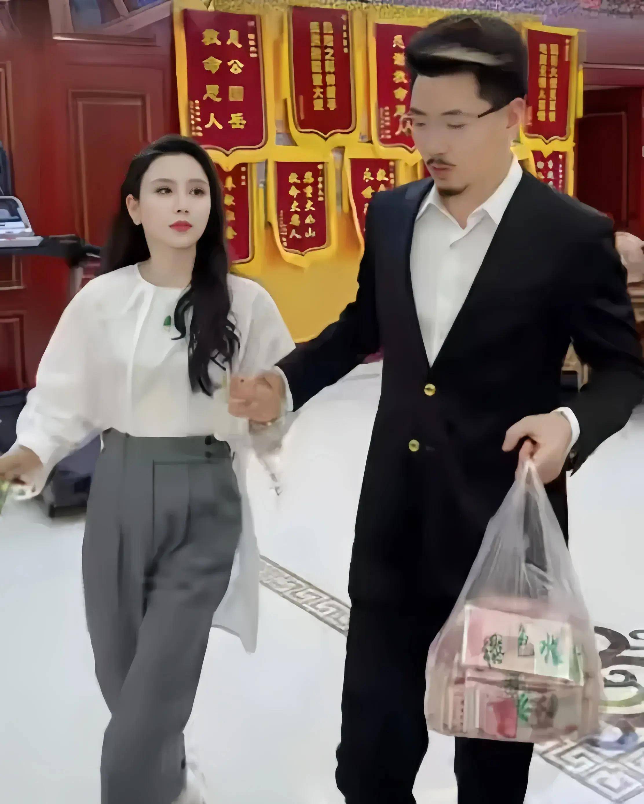 丈夫弯腰鞠躬久久不肯起身_许先生_夫妇_妻子