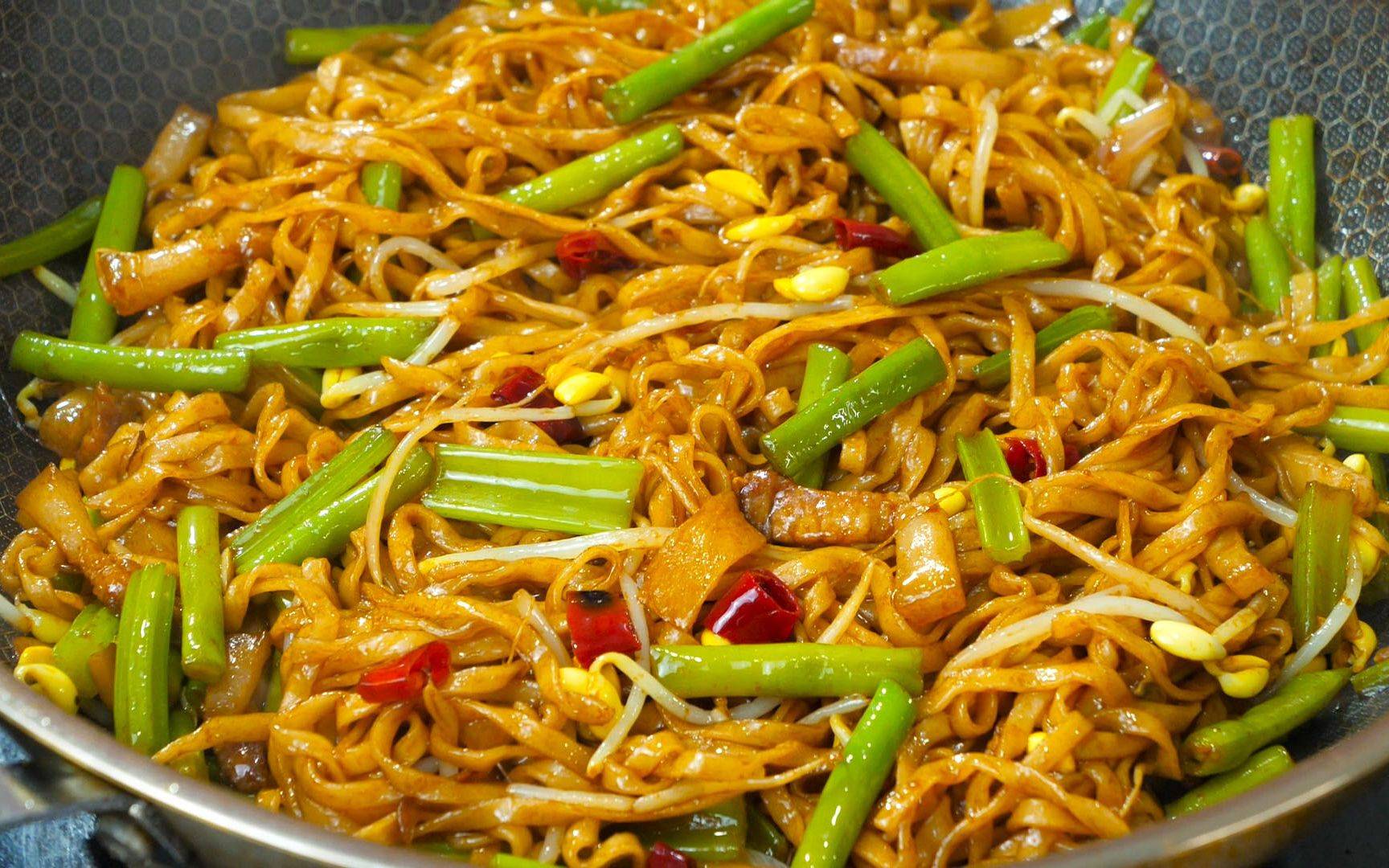 安徽地道风味细腻醇厚的豆角肉丝蒸面条制作全攻略