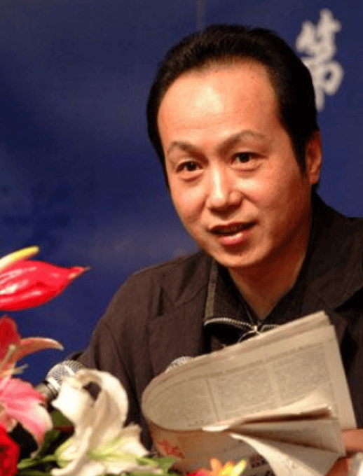 著名央视主持人陶伟,2012年去青岛旅游猝死,生命终止在46岁