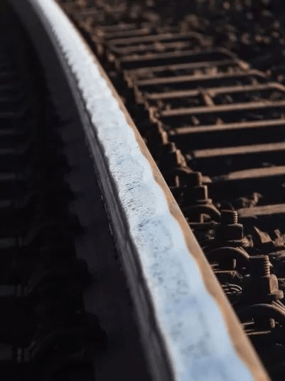 是指钢轨表面出现的规律性凸凹不平的波浪形磨耗