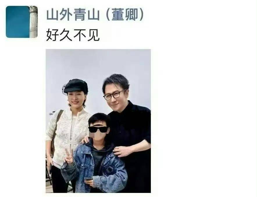 刘谦董卿时隔八年再同框，两人合影梦回春晚，董卿笑容优雅迷人-董卿和刘谦合作魔术是哪年春晚