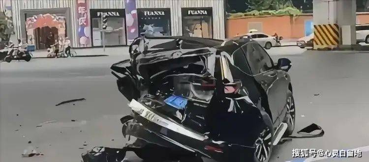 成都闹市惊现"纸糊车"?轻微事故竟让车尾"凭空消失"_搜狐汽车_搜狐网