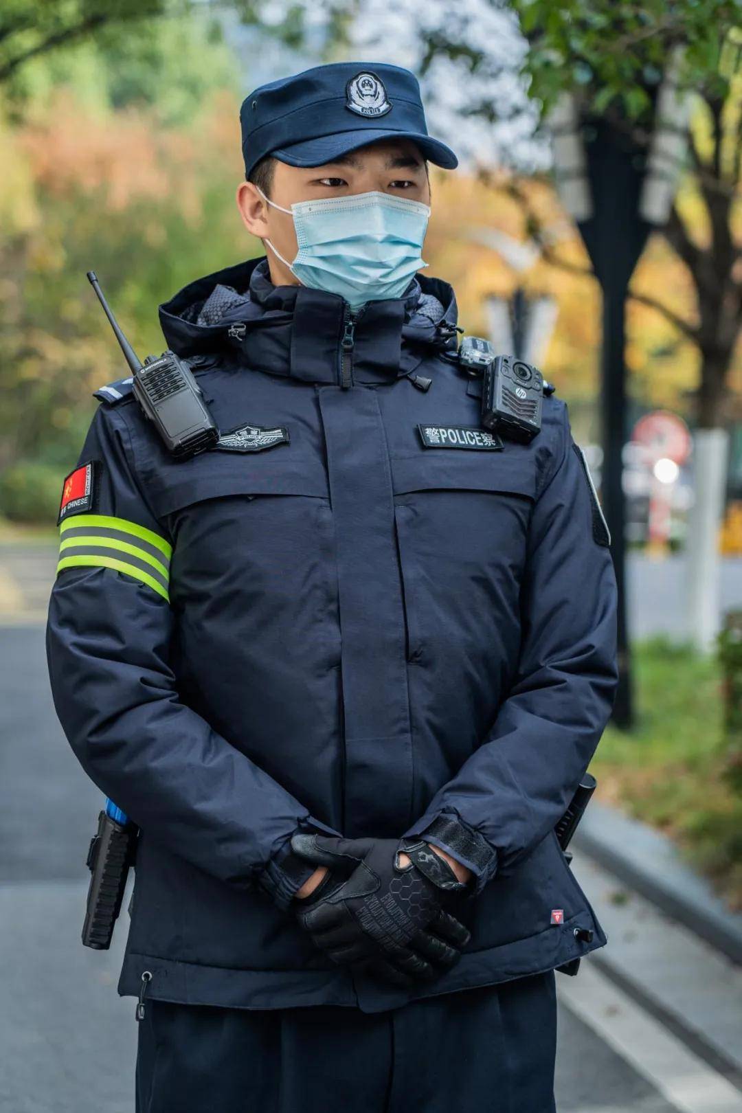 警察秋冬执勤服图片