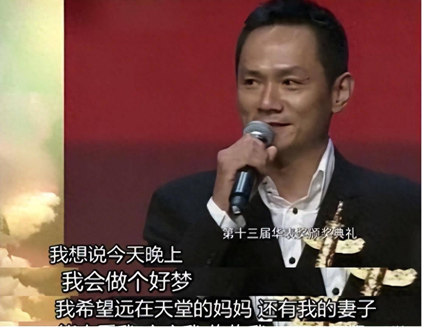 15年前他在爱妻葬礼上哭到昏厥，发誓永不再娶，如今他做到了吗？_搜狐网, image size:1386x1074