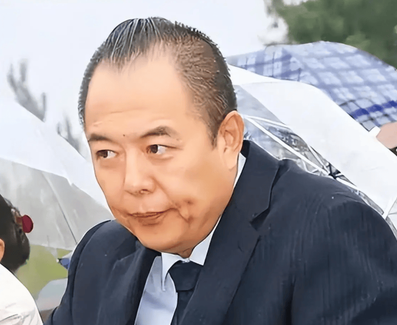 66岁双腿包扎瘫在轮椅的张铁林,已活成一个"笑话"_表演_沈丹萍_龚雪