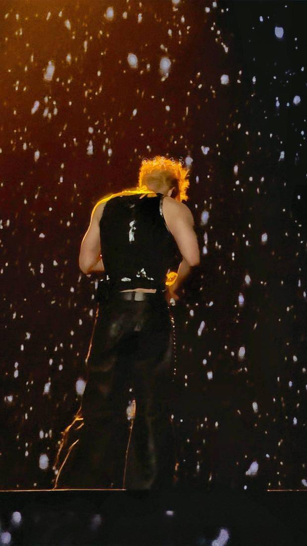 小沈阳演唱会上大秀肌肉,宽肩窄腰秒变帅气爱豆