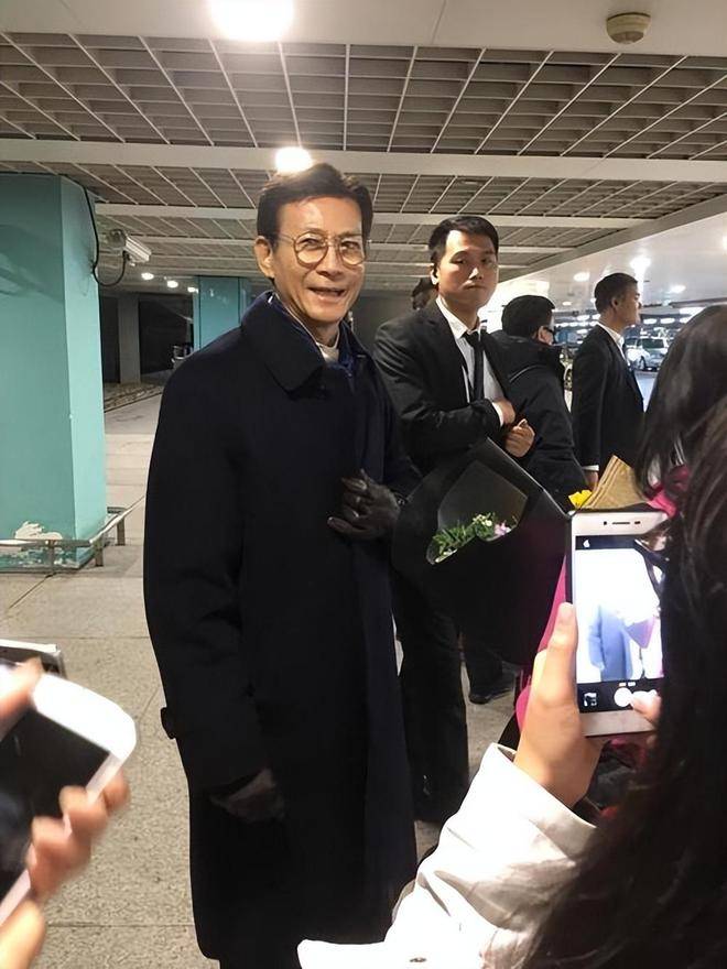 何家劲曝出77岁郑少秋驻颜秘方!