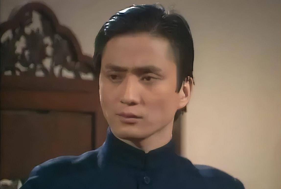 很快,就有报道称,汤镇业在翁美玲自杀前一天和吴君如亲密出游.