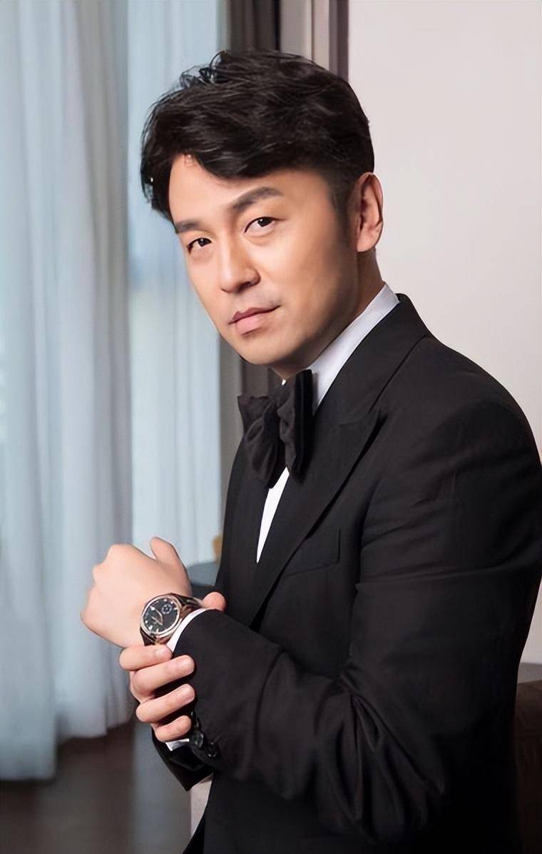 雷佳音为什么出道18年无绯闻,大家看看妻子是谁就知道了!