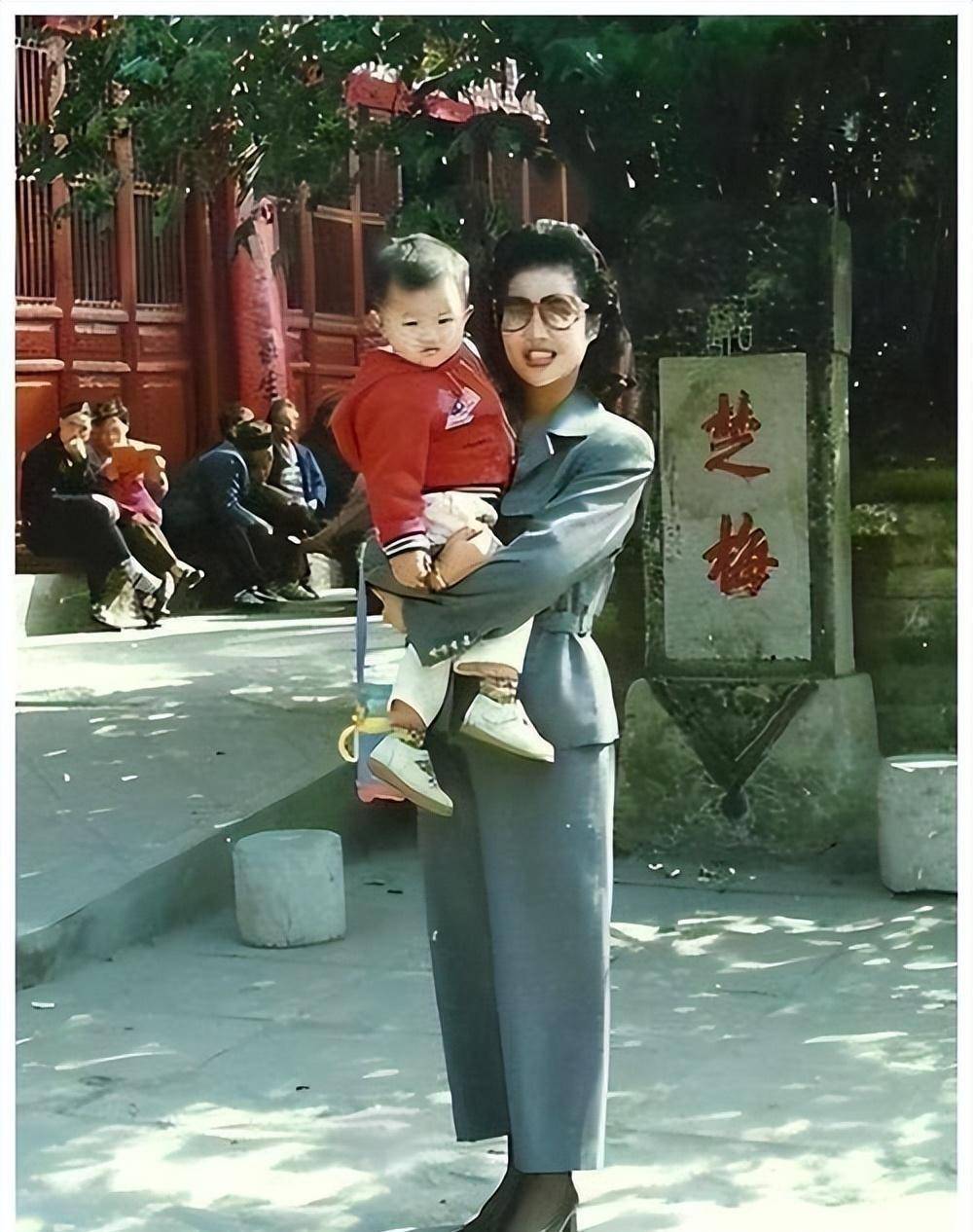 李双江常常哼着自己年轻时的代表作,而梦鸽则时不时跟着哼唱两句,配合