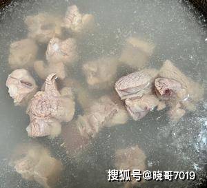 “苦瓜排骨湯”的家常做法，清淡營養，清熱祛暑