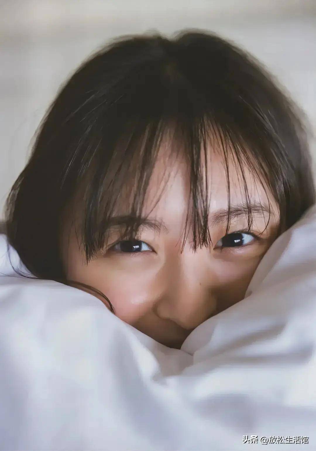 她拥有一双明亮的眼睛和甜美的笑容使她成为了无数观众心目中的女神