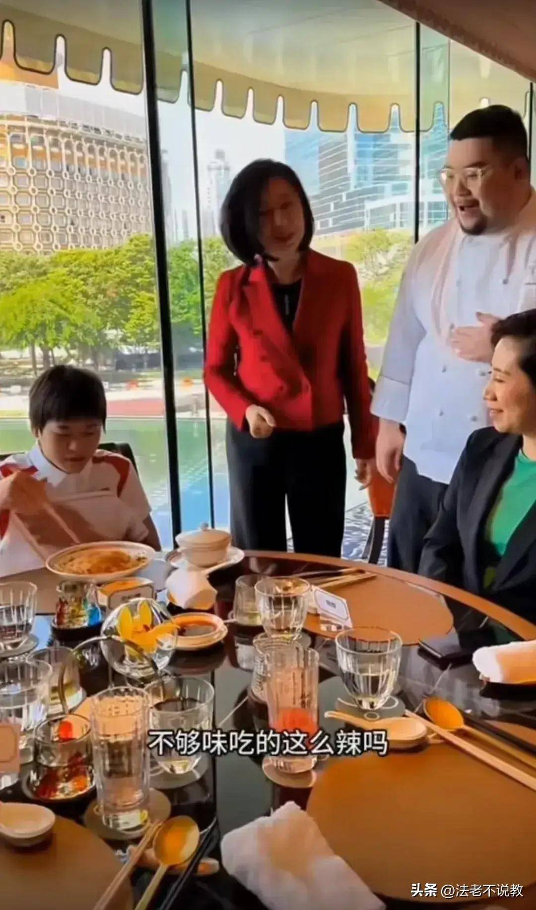 全红婵澳门永利皇宫酒店吃粉丝,董事长亲自接待,坐着合影被批傻