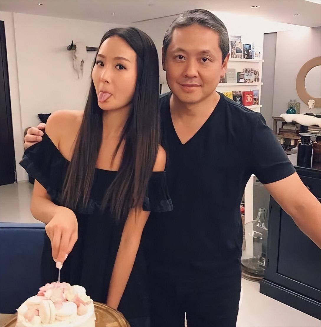 婚后第二年孙芸芸就生下了女儿廖思维.