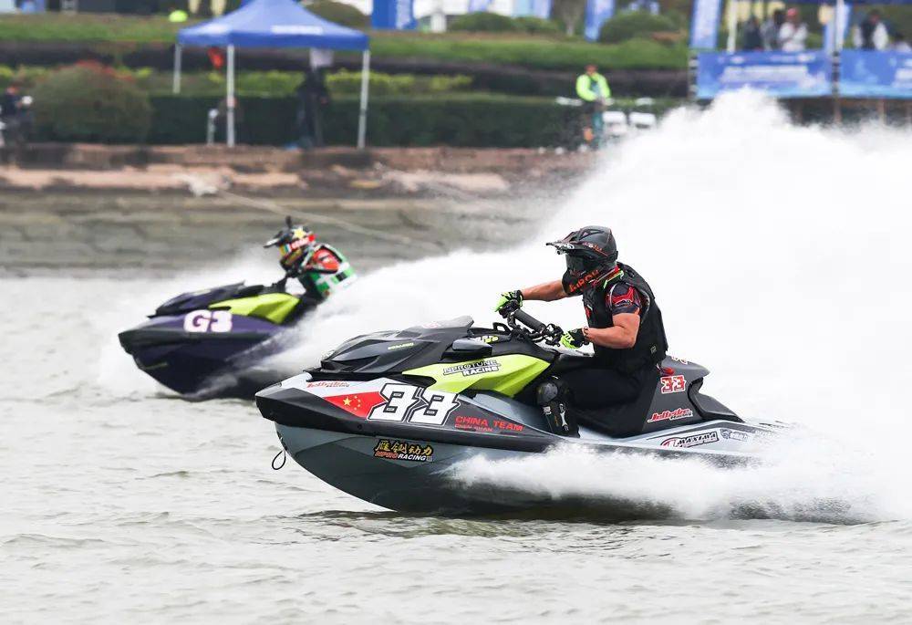 海南摩托艇队在全国摩托艇锦标赛中赢得两项冠军