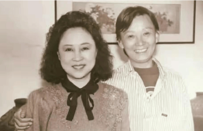 两女侍一夫45年，为原配绝育、给原配赚钱，72岁原配主动给她让位_刘立立_王玫_董今