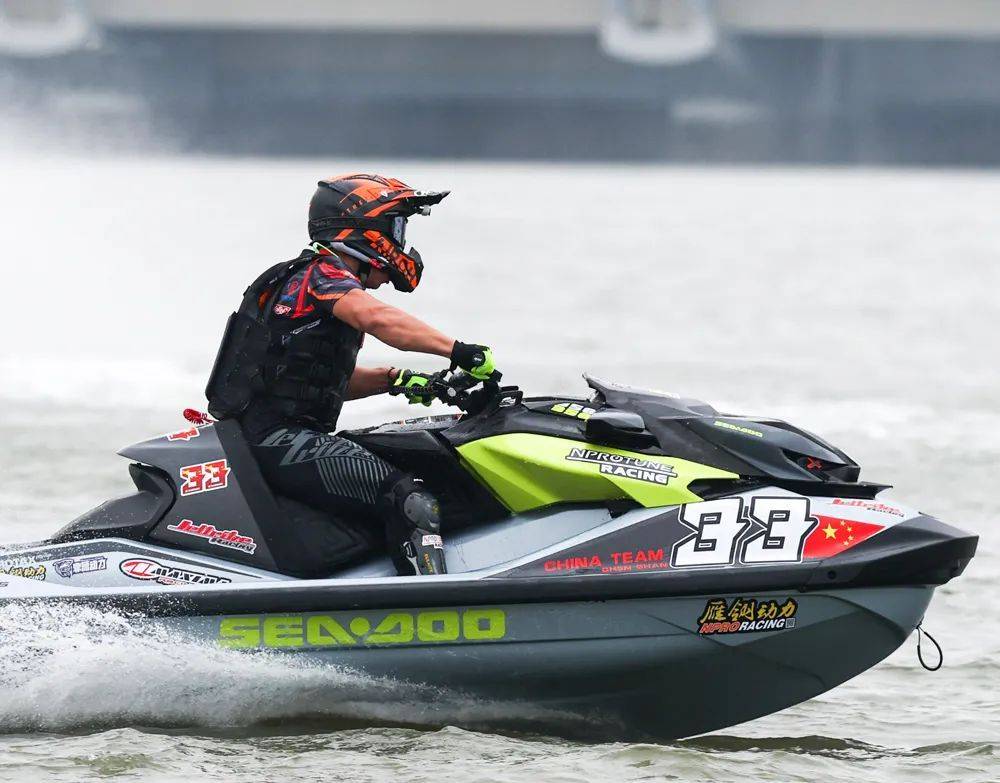 海南摩托艇队在全国摩托艇锦标赛中赢得两项冠军