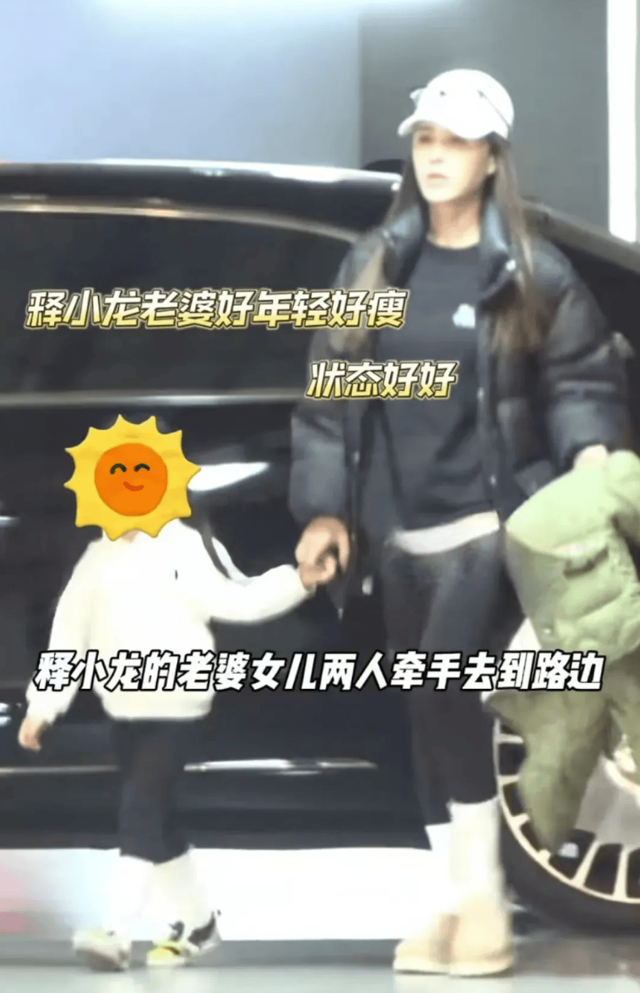 释小龙开迈巴赫载妻女逛街被拍,妻子身材火辣,气质完胜女明星!