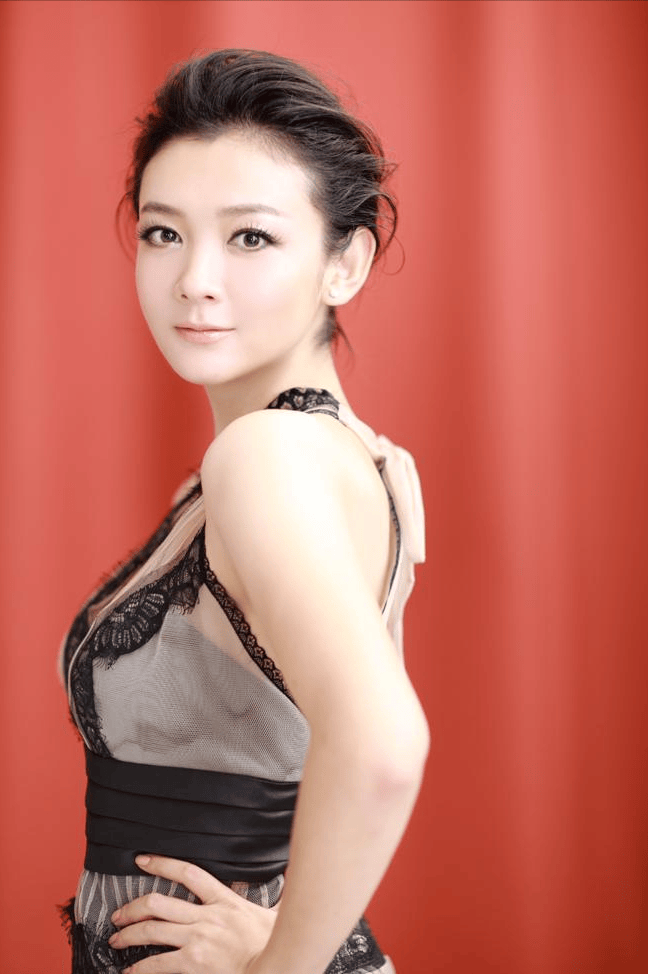 她长得漂亮,演技好,出道23年低调没绯闻,却因男人名字不温不火_崔波