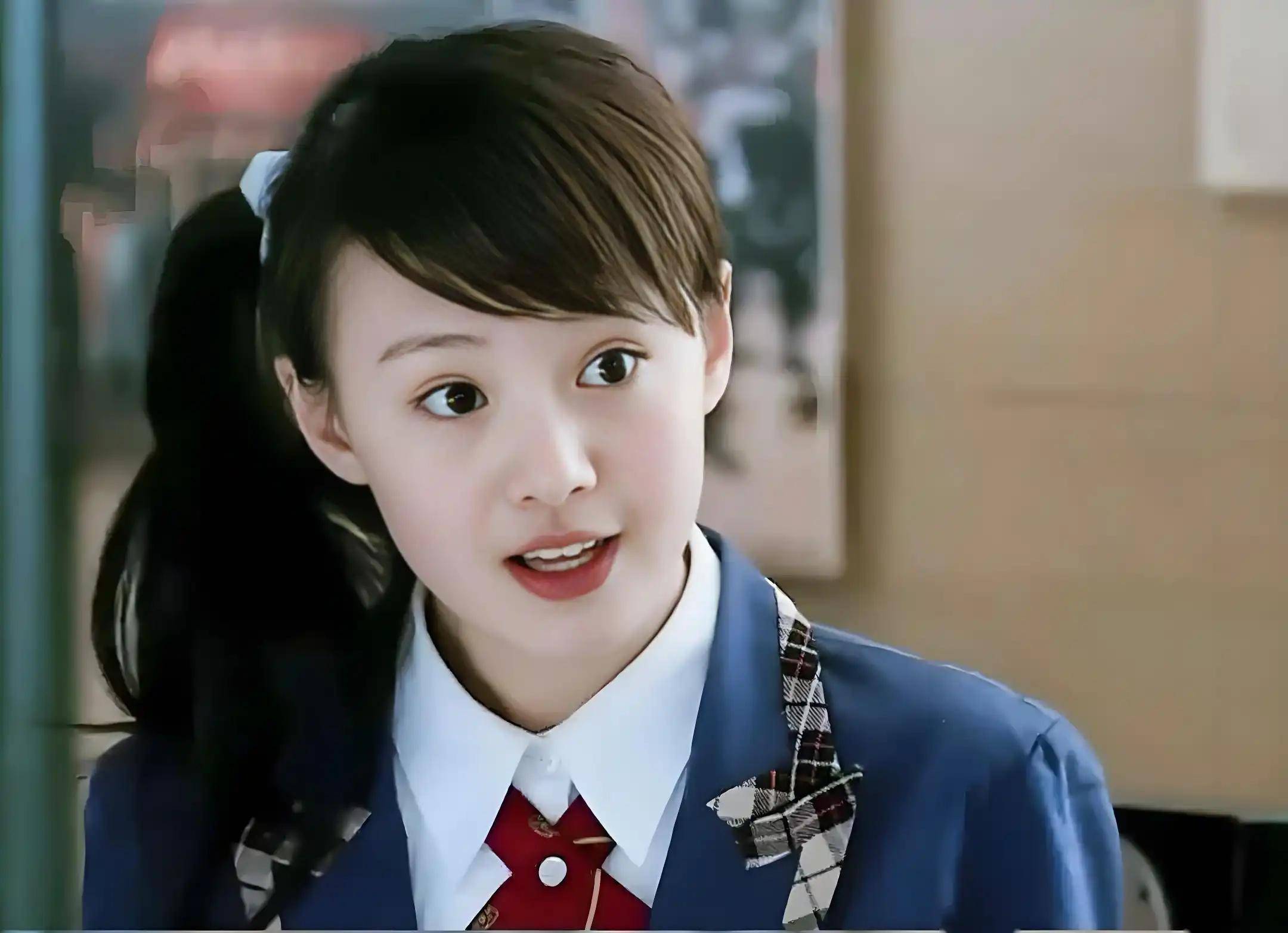 郑爽美国和朋友聚餐,陪异性喝酒日子潇洒,男方玩手机态度冷漠