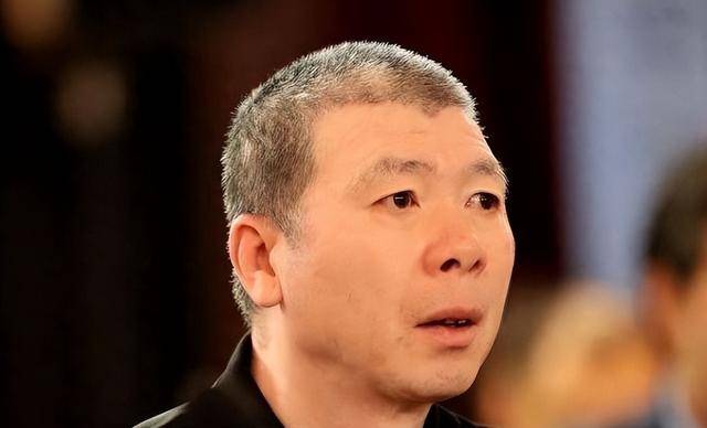 冯小刚宣布与妻子离婚,财产平分因爱上他人,网友热议不断!