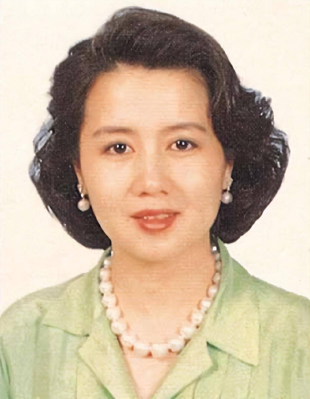 26岁用一支舞拿下65岁赌王,梁安琪10年连生5子,今64岁坐拥百亿