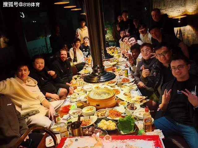 地主之谊!郭艾伦回沈阳请广州队吃烤肉大餐,拉大锯切蛋糕笑翻全场