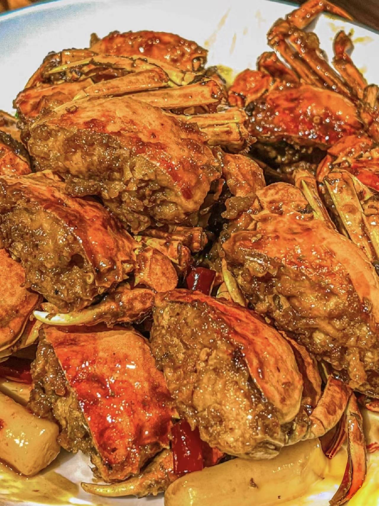 这道香辣大闸蟹端上桌,浓郁的香辣气息扑面而来