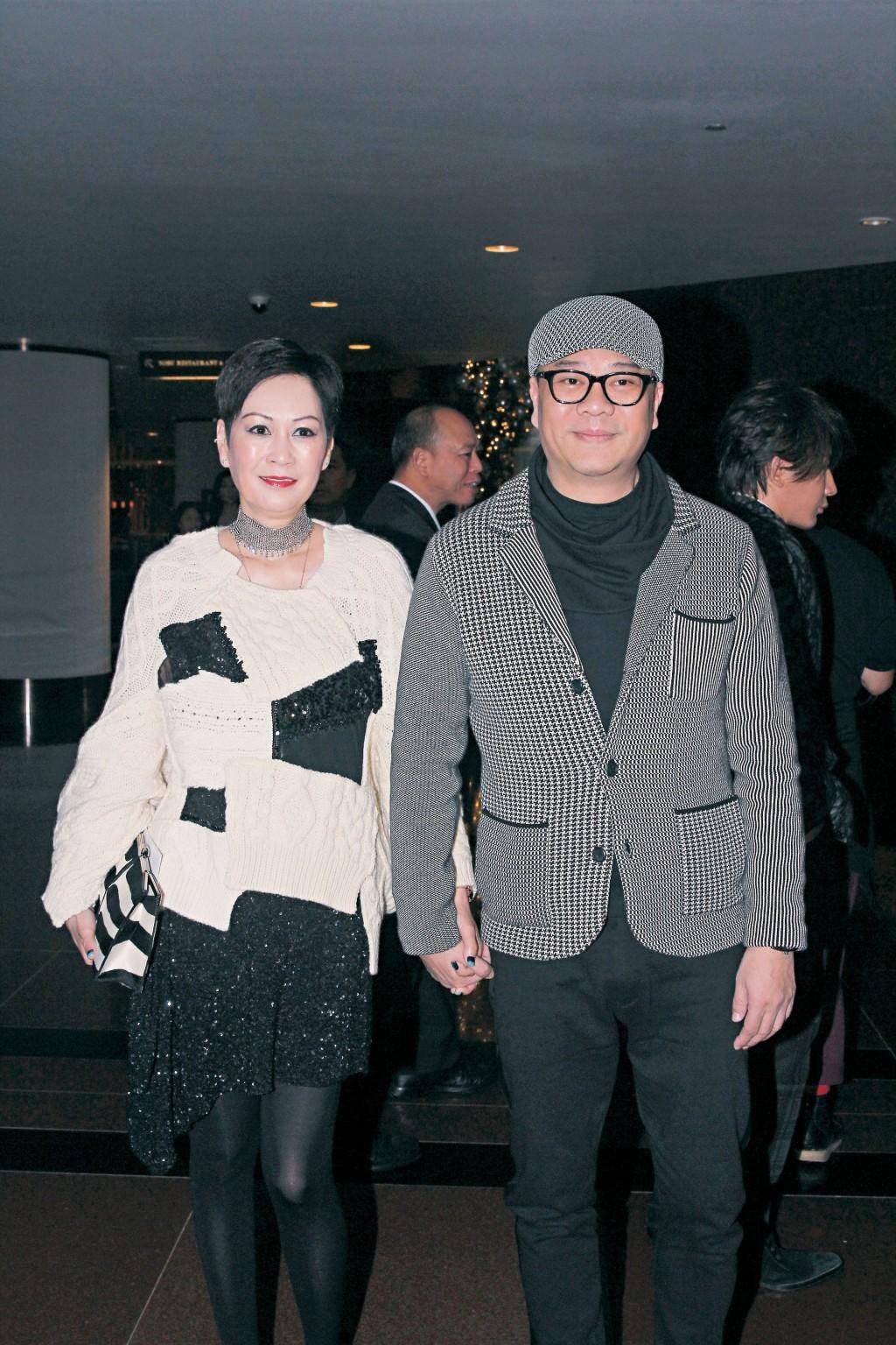 自从娶了傅洁娴之后,欧阳震华的家境就有了很大的改善,开的都是豪车.