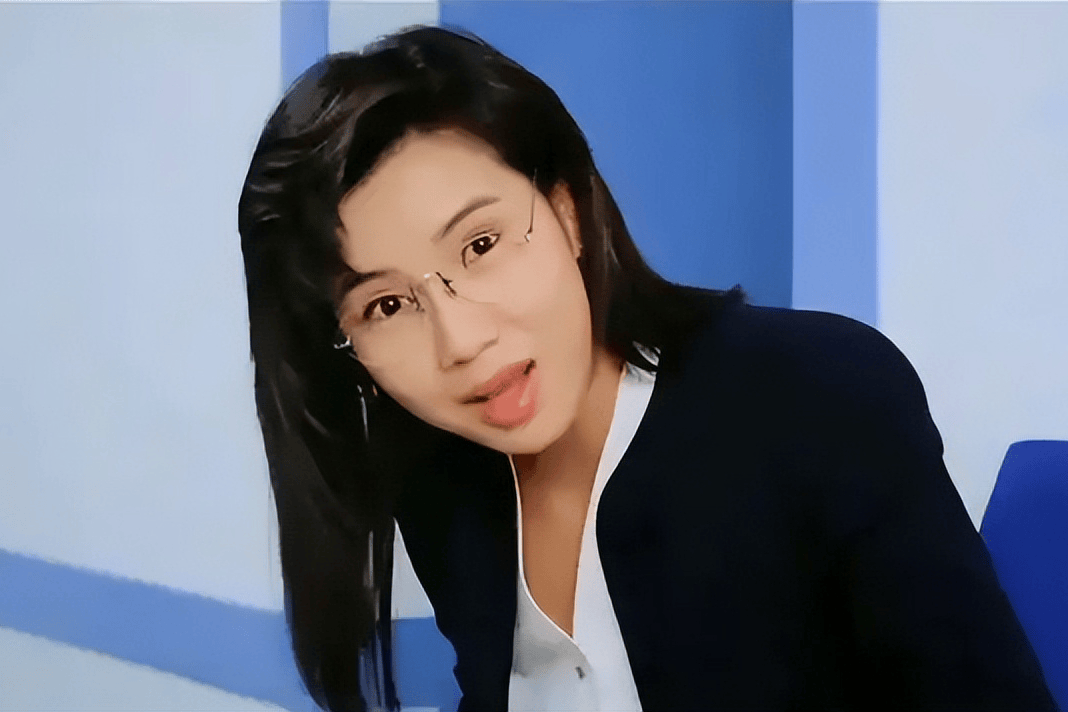 替补邱淑贞陪王晶9年,湿身诱惑一战成名,至今和小男友不婚不生