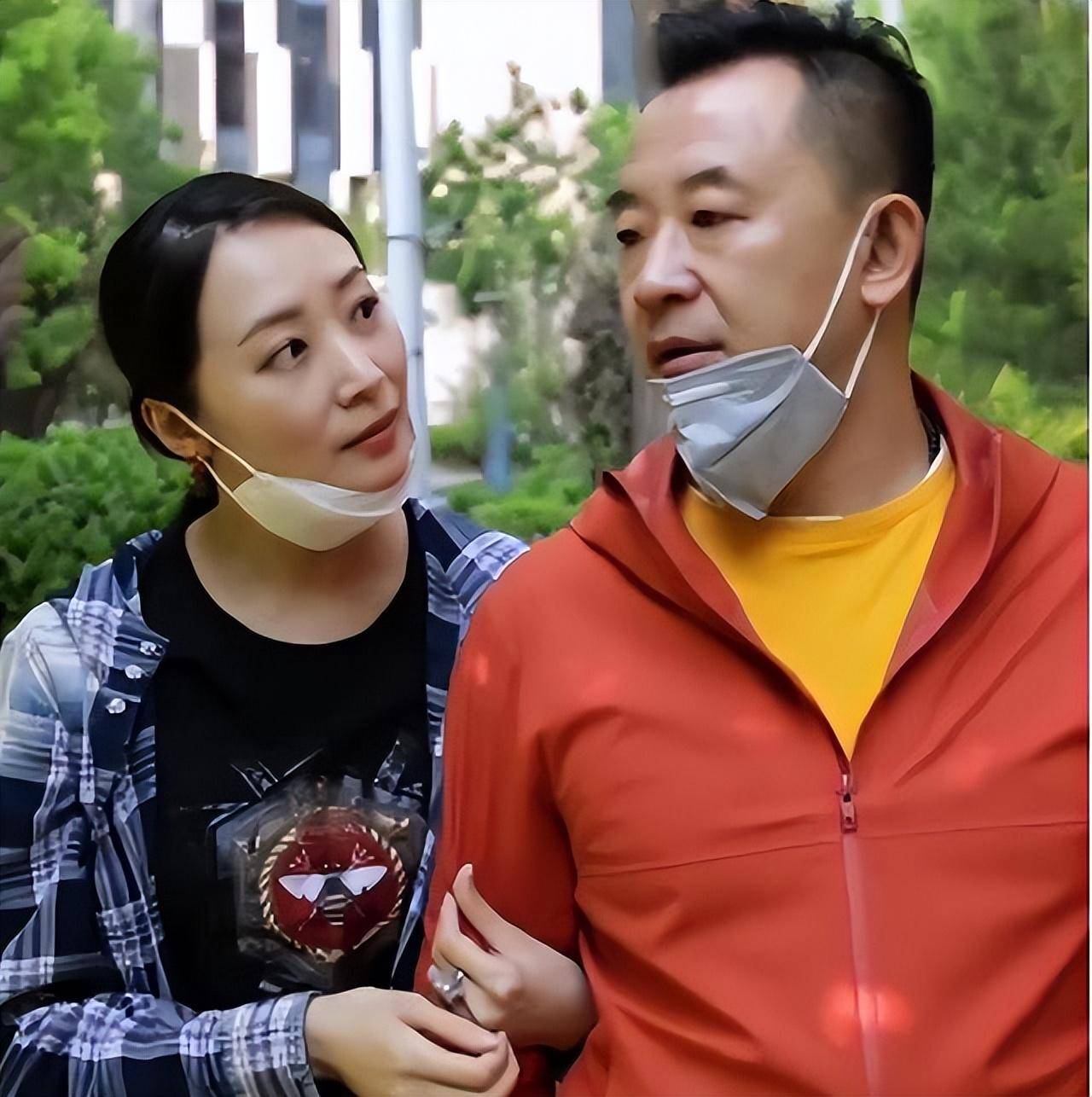 黄海波老婆曲栅栅,他落魄时不离不弃,养夫十年,如今终苦尽甘来